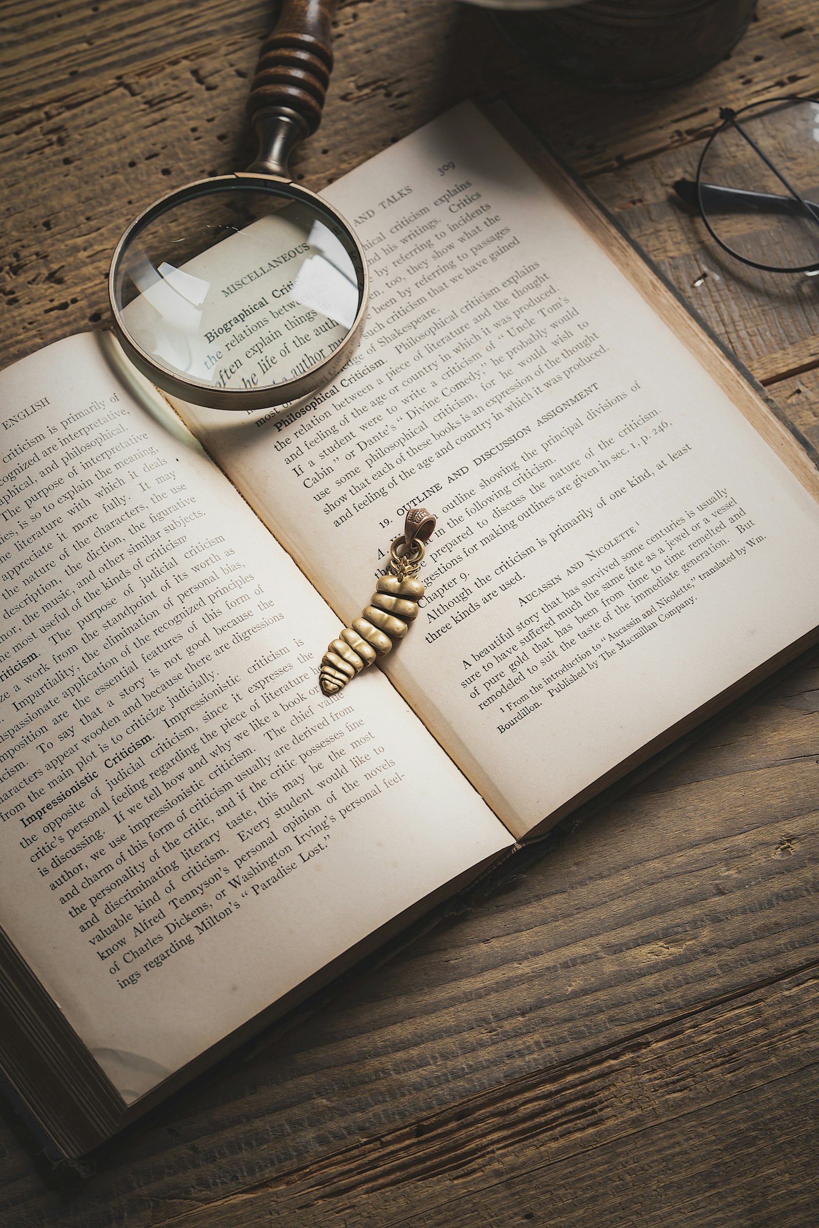 Una lupa antigua sobre las páginas de un libro, en un examen minucioso del texto